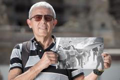 Na snímku ze srpna 1968 s plačící dívkou a zakrvácenou českou vlajkou se poznal Vladimír Kokoška