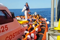 Italské plavidlo nabralo část migrantů z lodi Aquarius.