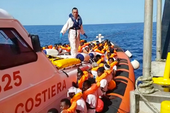 Italské plavidlo nabralo část migrantů z lodi Aquarius.