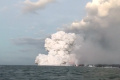 Lávová bomba zasáhla na Havaji loď. Zranila 23 lidí