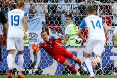 Hannes Por Halldorsson chytá penaltu Lionelu Messimu v zápase Argentina - Island na MS 2018