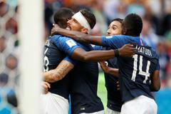 Paul Pogba slaví gól na 2:1 v zápase Francie - Austrálie na MS 2018