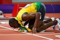 Jamajský sprinter Usain Bolt slaví vítězství ve sprintu na 200 metrů na OH 2012 v Londýně.