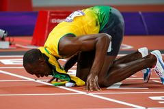 Jamajský sprinter Usain Bolt slaví vítězství ve sprintu na 200 metrů na OH 2012 v Londýně.