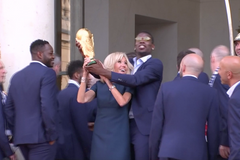 Francouzští fotbalisté slaví. Emmanuel Macron je pozval k sobě domů