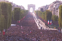 Tisíce lidí přivítalo fotbalové mistry světa na Champs-Élysées