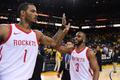 Houston Rockets (Trevor Ariza a Chris Paul) se radují z vítězství v play off 2018