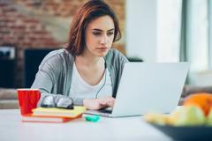 Poslanec Volný: Absolventi Erasmu žijí ve zlaté kleci. Jsou to kampusoví povaleči