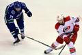 Elias Lindholm (Carolina Hurricanes) a Vancouver Canucks (Alexander Edler)