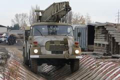 Nastartoval! Vojenský jeřáb Tatra 148 se po 7 letech znovu rozjel a přejížděl překážky