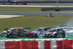 FIA WTRC 2018, Slovakia Ring: hromadná havárie ve třetím závodě