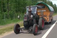 Německý fanoušek a jeho pes cestují na mistrovství světa starým traktorem