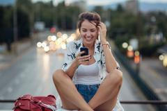 Ilustrační fotografie, telefonování, mobil, volání, SMS, aplikace, 2018