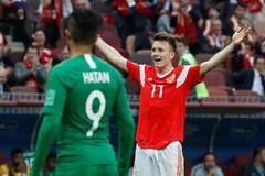 Alexandr Golovin z Ruska slaví gól na 5:0 v zápase se Saúdskou Arábií na MS 2018