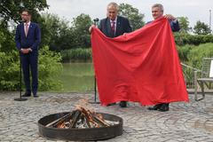 Pálení trenýrek? Zeman je vyhořelý, taková šaškárna má zakrýt něco podstatnějšího, míní Honzejk