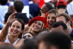 Pařížské ulice ovládla radost z titulu, Chorvatům porážka nezabránila v oslavě