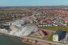 Silo při demolici dopadlo na špatnou stranu a zničilo místní knihovnu