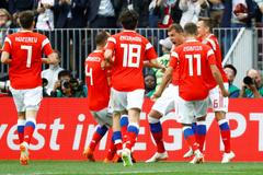 Arťom Dzjuba z Ruska slaví gól na 3:0 v zápase se Saúdskou Arábií na MS 2018