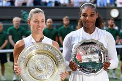 Angelique Kerberová a Serena Williamsová po finále Wimbledonu 2018