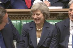 David Cameron (zcela vlevo) a Theresa Mayová