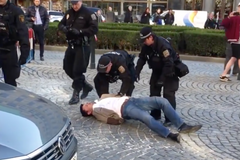 Zásah strážníků proti muži, který odstavil svůj vůz na Václavském náměstí