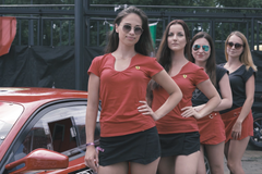 Legendární auta, krásné ženy a divoké jízdy. Výstava přilákala tisíce lidí