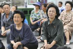 Severokorejky sledují zprávy o návštěvě Kim Čong-una v Singapuru.