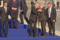 Vrávorajícího Junckera před večeří na summitu NATO státníci podpírali. Prý ho bolela záda