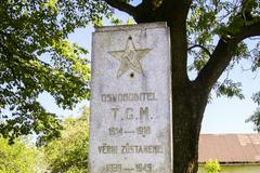 Pomník TGM s hvězdou, srpem a kladivem v Bučávce na Osoblažsku