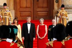 Famfáry a červený koberec. Trumpa před večeří s britskou premiérkou čekalo okázalé uvítání