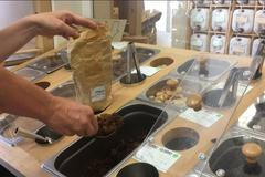 Bezobalové obchody předchází vzniku odpadu tím, že prodávají zboží do znovupoužitelných obalů