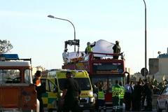 Autobus s otevřenou střechou na Maltě narazil do větví. Dva turisté zemřeli