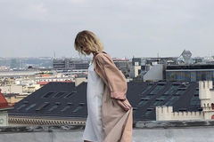 Kafe a trenčkot: Zuzana Kubíčková otevírá letní pop-up v proslulé pražské kavárně