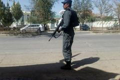 Afghánský policista před mešitou v Kábulu, na kterou zaútočili ozbrojenci.