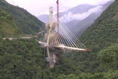 Zabil 10 lidí a skončil demolicí. Rozestavěný most vyhodila Kolumbie do povětří