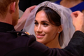 Princ Harry odhaluje závoj Meghan Markleové na jejich svatbě.