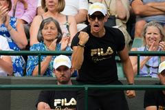 Nejvášnivější fanoušek a nejlepší pumpovač pěstí na Wimbledonu? Michal Hrdlička