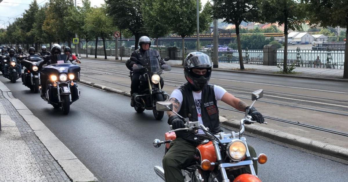 Policie na západě Německa podniká obří razii proti motorkářským gangům