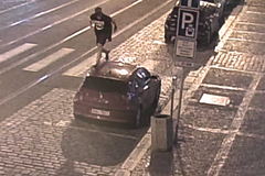 Vandal v převleku Batmana přelezl přes střechu zaparkovaného auta