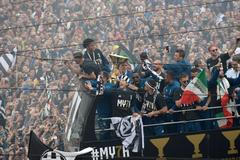 Wojciech Szczesny chytá trubku při oslavách Juventusu