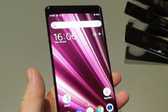 Nový telefon od Sony se přibližuje špičce. O zákazníka může bojovat designem i displejem