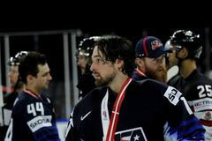 MS 2018 USA-Kanada o bronz: Brankář USA Keith Kinkaid s bronzovou medailí