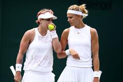 Bethanie Matteková-Sandsová a Lucie Šafářová na Wimbledonu 2018