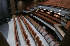 Jak funguje pohyblivé hlediště? Podívejte se na revoluční systém ukládání sedaček