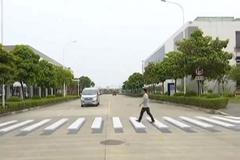 Umělec vytvořil trojrozměrný přechod. Chce zvýšit bezpečnost chodců na čínských silnicích