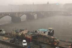 Silná bouřka s krupobitím u pražského Palackého mostu