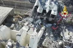 Záběry z dronu. Italští hasiči natočili místo tragédie z výšky