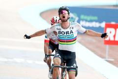Peter Sagan slaví triumf na Paříž-Roubaix