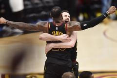 NBA: LeBron James (23) a Kevin Love (0) z Clevelandu slaví