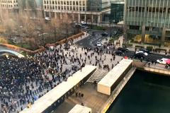 Rušnou stanici metra v Londýně ucpaly tisíce finančníků. Zastavila je technická porucha vlaku